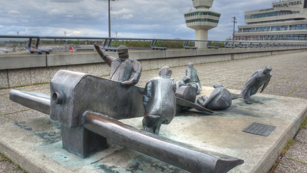 Στην «κόλαση» του Τέγκελ - Πρώην αεροδρόμιο στο Βερολίνο, νυν μεγαλύτερος προσφυγικός καταυλισμός στην Ευρώπη