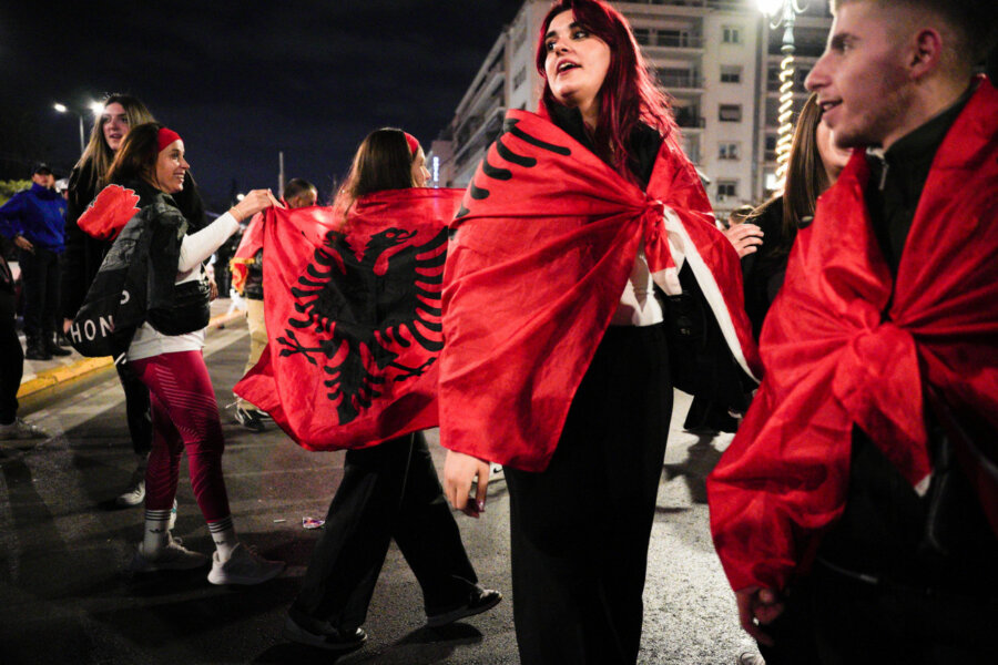 Σύνταγμα: Την εθνική τους εορτή γιόρτασαν οι Αλβανοί