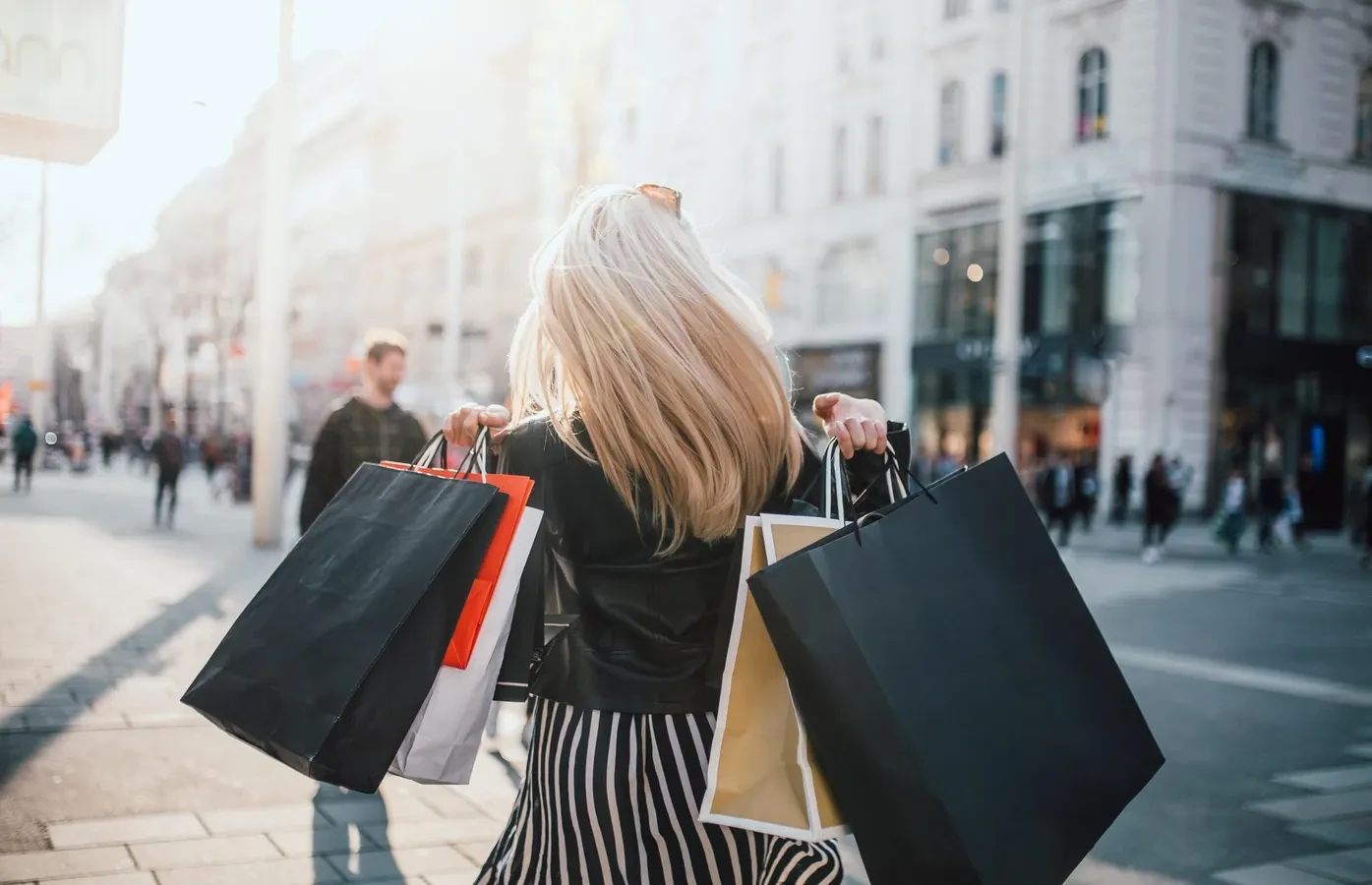 Πώς γίνεται η Black Friday να συμπίπτει με την Ημέρα της Αγοραστικής Αποχής;