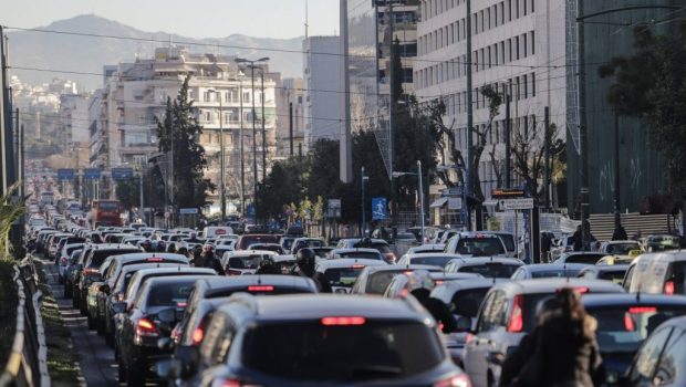 Κίνηση: Φρακαρισμένος ο Κηφισός - Καθυστερήσεις στο κέντρο της Αθήνας και στην Αττική Οδό