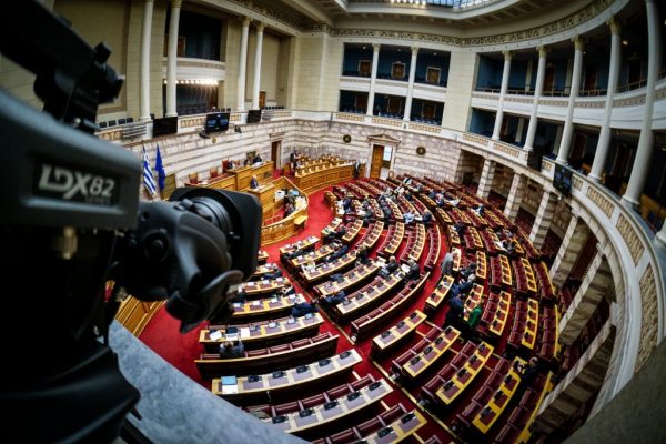 Το κομματικό σύστημα σε «περιδίνηση» – Νέο δίπολο, νέα κατάσταση