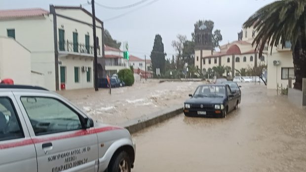 Κακοκαιρία Bora: Άνοιξαν οι ουρανοί στην Αττική - Τρεις εγκλωβισμένοι από τις πλημμύρες στη Λήμνο