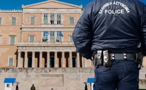 Μαλλιά κουβάρια στη Διάσκεψη για τον αστυνομικό – τέρας της Βουλής: «Τον καλύπτατε βρώμικα» – «Βρώμικη είναι η δική σας συμπεριφορά»