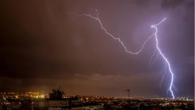 Καταιγίδα: Ξέσπασε στην Αθήνα με κεραυνούς και έντονη βροχόπτωση