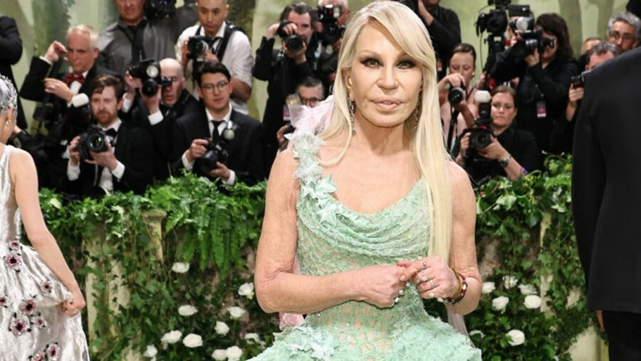 Donatella Versace: Η απίστευτη αλλαγή στην εμφάνισή της που προκάλεσε πληθώρα αρνητικών αντιδράσεων στα social media