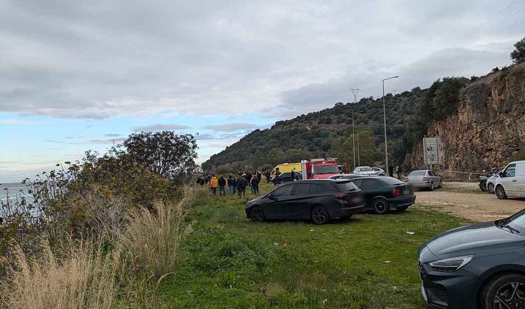 Εικόνα που δείχνει κόσμο μαζεμένο στο σημείο του δυστυχήματος στην Αμφιλοχία