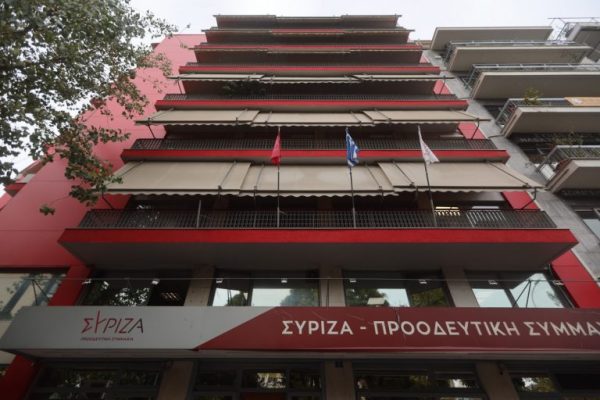 ΣΥΡΙΖΑ: Ο Μητσοτάκης μπέρδεψε τους μπλε φακέλους στο υπουργικό, διαβάζοντας αυτούς του... 2019