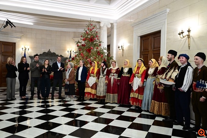 Τα κάλαντα των Χριστουγέννων στον Κυριάκο Μητσοτάκη