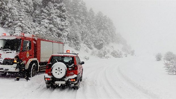 Λάρισα: Οχήματα εγκλωβίστηκαν σε ορεινά χωριά λόγω έντονης χιονόπτωσης