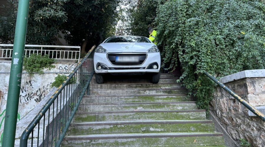 Γκύζη: Ένα ασυνήθιστο τροχαίο με ΙΧ σε πεζόδρομο με σκαλιά