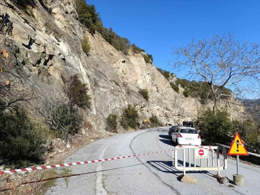 Κοζάνη: Κατολίσθηση στο δρόμο προς Πολύφυτο