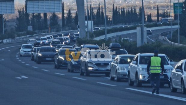 Ουρές στην εθνική οδό έξω από τη Λαμία λόγω έργων και επιστροφής των εκδρομέων