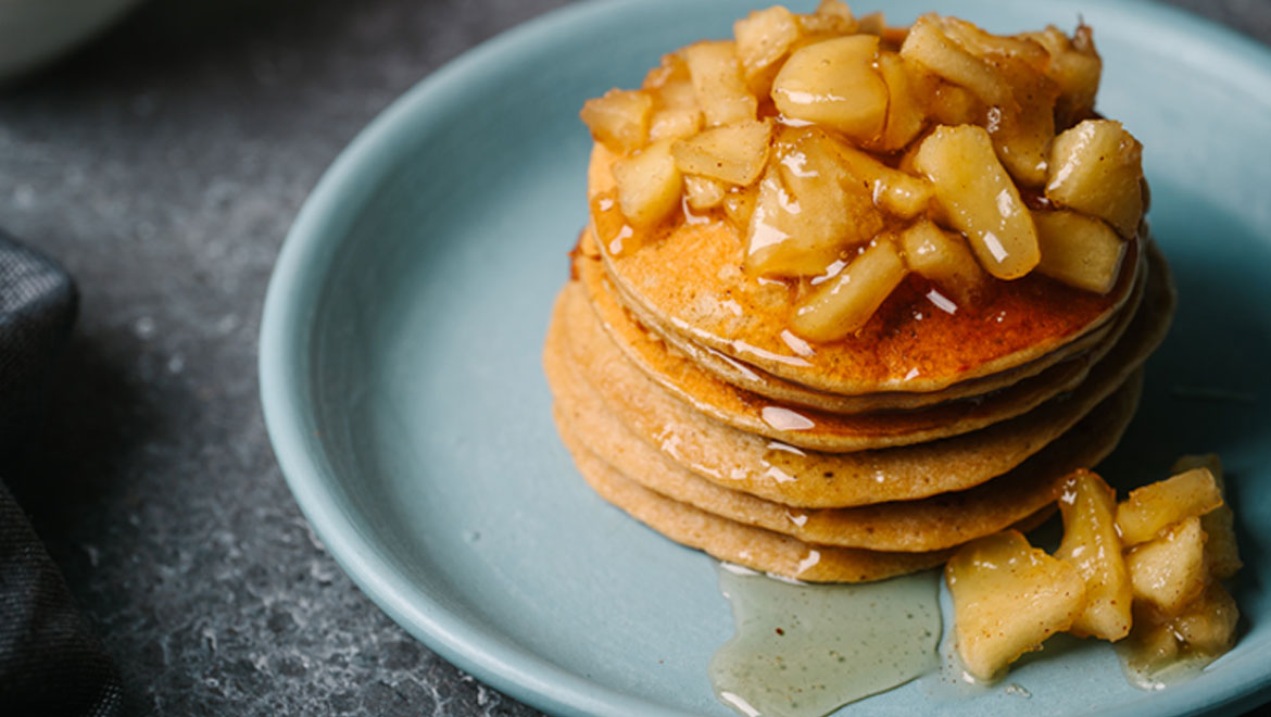 Pancakes με μήλο και κανέλα