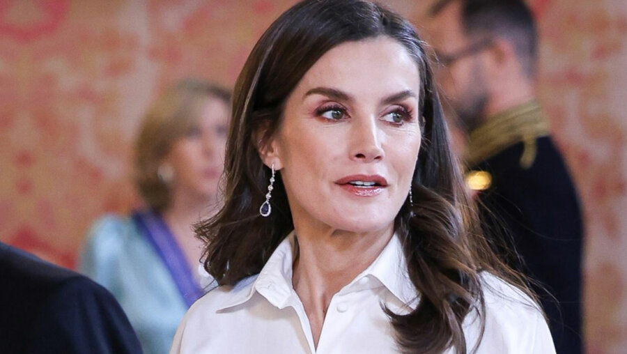 Βασίλισσα Letizia: Με κλασικό λευκό πουκάμισο σε επίσημη δεξίωση στο παλάτι