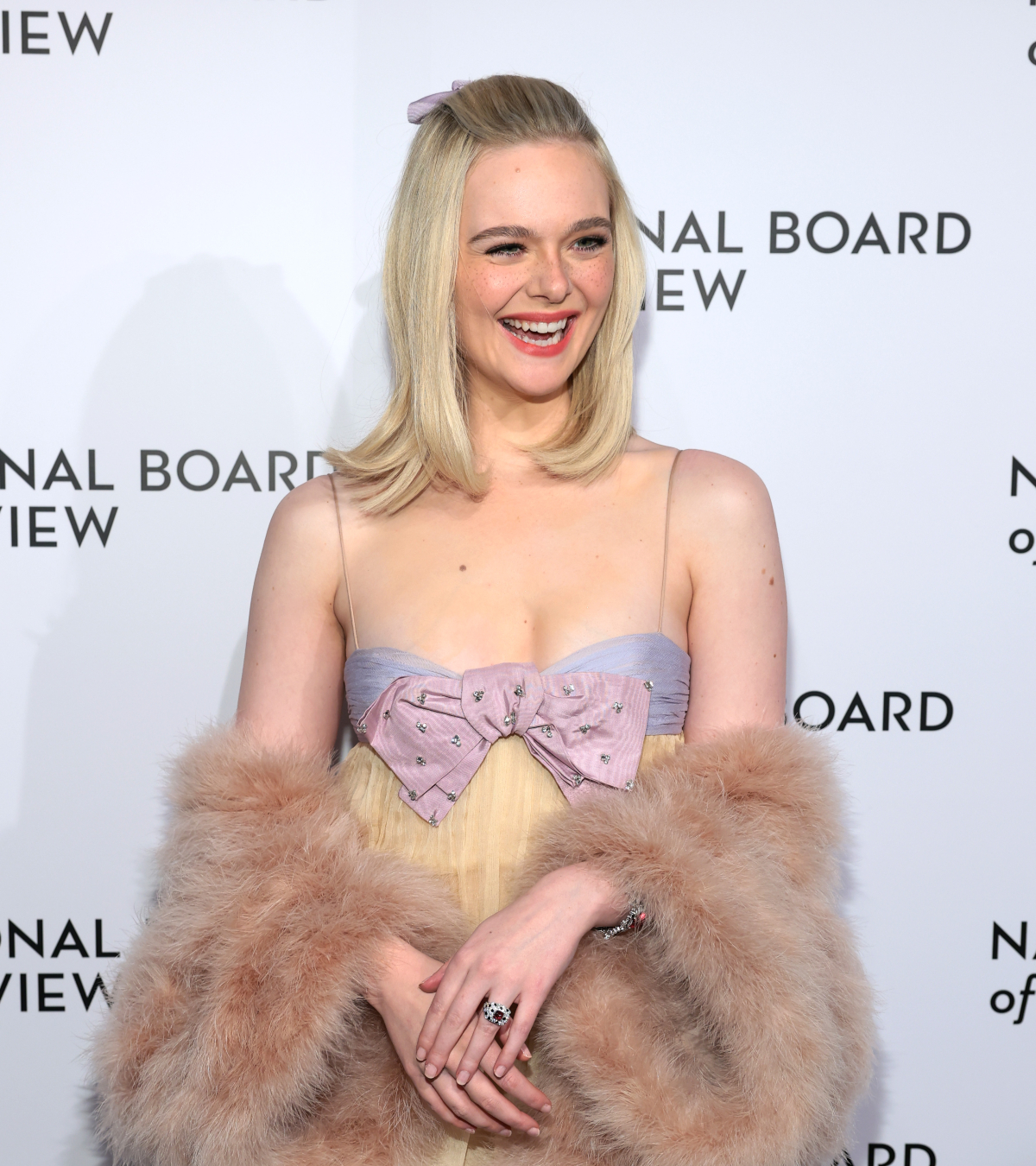 Η Elle Fanning επιβεβαιώνει πως οι φιόγκοι στα μαλλιά συνεχίζουν να είναι τάση