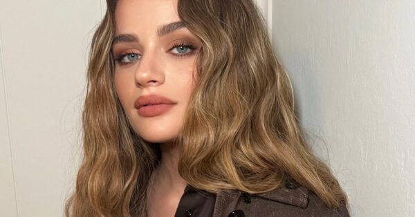 H Joey King υιοθέτησε την τάση των bleached φρυδιών