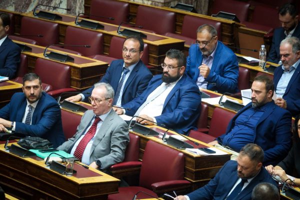 Βουλή: Αναστέλλεται και επίσημα η χρηματοδότηση των Σπαρτιατών -Με  267 «ναι»