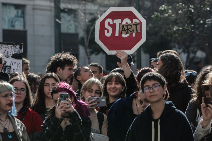 [359469] ΣΥΝΑΥΛΙΑ ΜΟΥΣΙΚΩΝ ΣΧΟΛΕΙΩΝ ΕΞΩ ΑΠΟ ΤΟ ΥΠΟ ΚΑΤΑΛΗΨΗ ΚΤΗΡΙΟ ΤΣΙΛΛΕΡ ΤΟΥ ΕΘΝΙΚΟΥ ΘΕΑΤΡΟΥ(ΒΑΣΙΛΗΣ ΡΕΜΠΑΠΗΣ/EUROKINISSI)