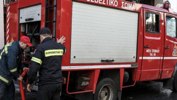 Φωτιά σε εγκαταλελειμμένο κτίριο στα Εξάρχεια - Διακοπή κυκλοφορίας στην Ιπποκράτους