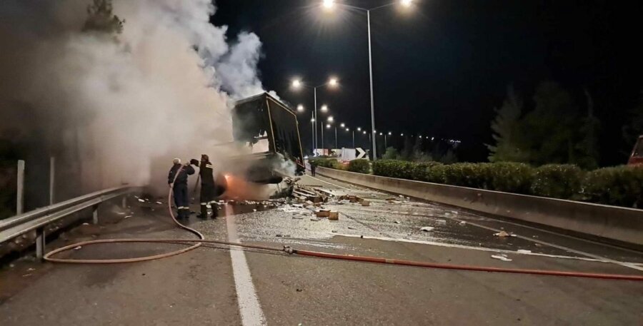 Τροχαίο με νταλίκα στην εθνική οδό - Κάηκε ολοσχερώς στο ύψος του Μαρτίνου