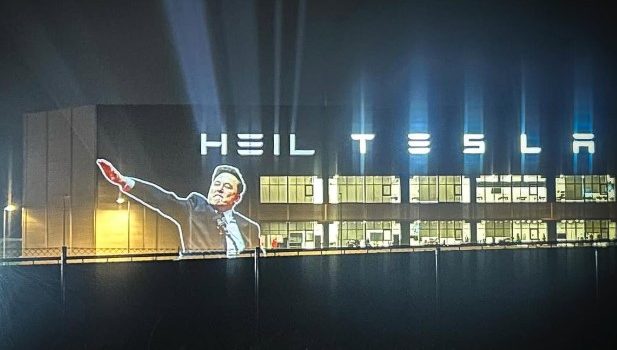 «Heil Tesla»: Η δράση ακτιβιστών για τον ναζιστικό χαιρετισμό του Έλον Μασκ