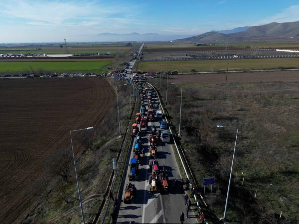 Ενισχύουν τα μπλόκα οι αγρότες, προειδοποιούν με κλιμάκωση – Να εκτονώσει τις αντιδράσεις επιχειρεί το Μαξίμου