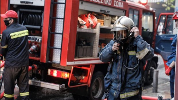 Φωτιά σε διαμέρισμα στο Παγκράτι – Τραυματίστηκε πυροσβέστης