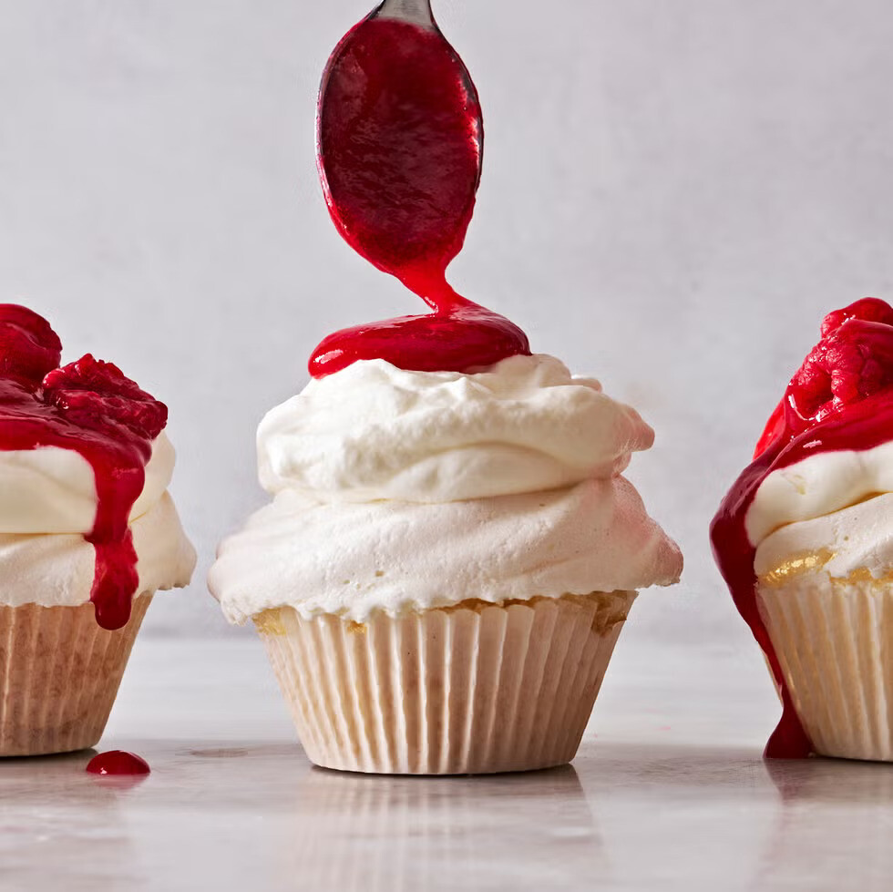 Cupcakes Pavlova με σάλτσα βατόμουρου