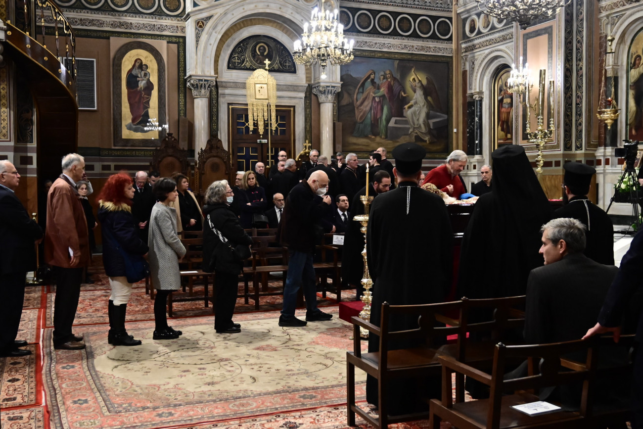 Εικόνα που δείχνει το πιστούς ενώπιον του σκηνώματος του Αρχιεπισκόπου Αναστάσιου στη Μητρόπολη Αθηνών