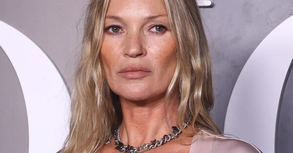 Η Kate Moss χρησιμοποιεί το αγαπημένο της μολύβι χειλιών με τον πιο απρόσμενο τρόπο