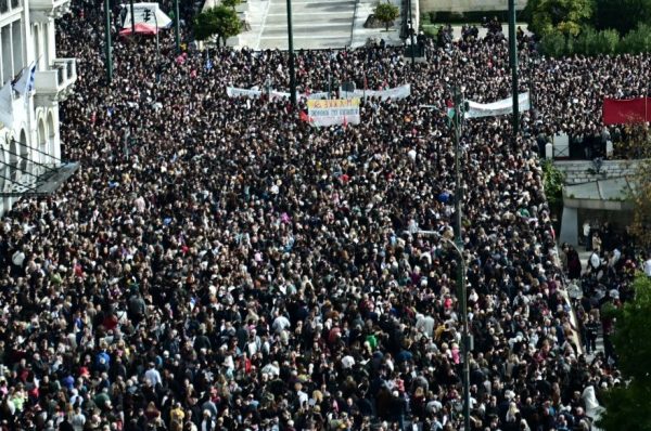 Η κοινωνική αντιπολίτευση μίλησε, η κυβέρνηση αλλάζει γραμμή και η αντιπολίτευση το…ψάχνει