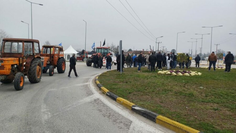 Απέκλεισαν συμβολικά την ΠΑΘΕ οι αγρότες από το μπλόκο της Γυρτώνης – Συλλαλητήρια την Τετάρτη και την Παρασκευή