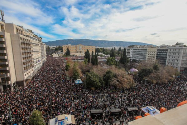 Εικόνα που δείχνει τη μεγαλειώδη συγκέντρωση για τα Τέμπη στην πλατεία Συντάγματος