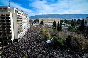 Δημοσκόπηση: Δεν εμπιστεύονται κυβέρνηση και Δικαιοσύνη για τα Τέμπη – Οργισμένο το 46,8% – Διψήφια διαφορά ΝΔ-ΠΑΣΟΚ