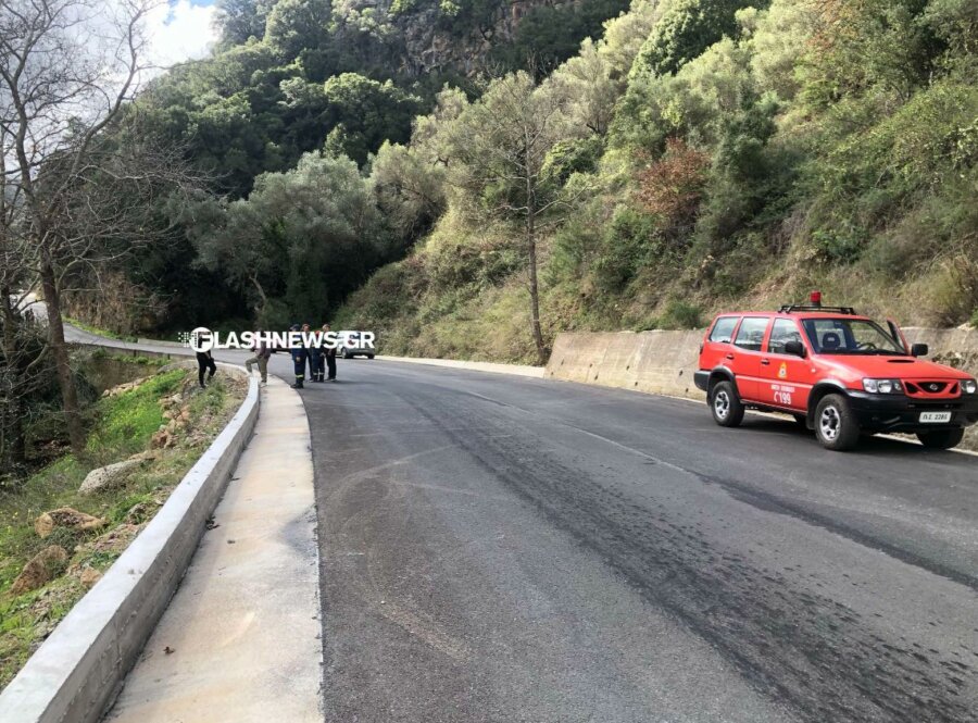 Εικόνα που δείχνει το σημείο όπου ο 54χρονος οδηγός έχασε τον έλεγχο του Ι.Χ. και κατέληξε στον γκρεμό