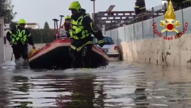 Σικελία: Μέσα σε 4 ώρες έπεσε βροχή ενός μήνα - Υπερχείλισαν ρέματα