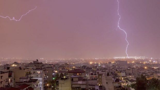 Καιρός: Άνοιξαν οι ουρανοί στην Αττική - Ισχυρή καταιγίδα