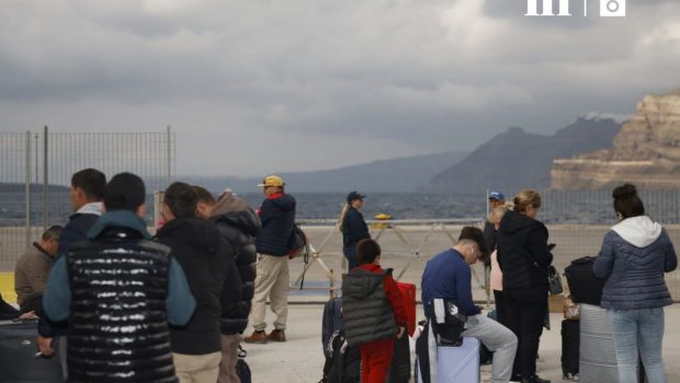 Απίστευτες καταγγελίες κατοίκων της Σαντορίνης: «Δώσαμε 210 ευρώ» - Οργή για τα ακριβά εισιτήρια