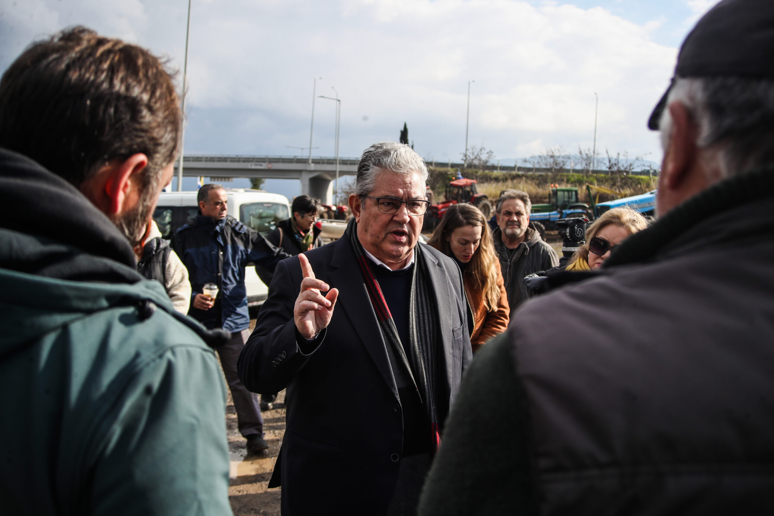 ΠΕΡΙΟΔΕΙΑ ΤΟΥ ΓΓ ΤΟΥ ΚΚΕ ΔΗΜΗΤΡΗ ΚΟΥΤΣΟΥΜΠΑ ΣΤΑ ΜΠΛΟΚΑ ΤΩΝ ΑΓΡΟΤΩΝ (ΝΑΣΟΣ ΣΙΜΟΠΟΥΛΟΣ/EUROKINISSI)