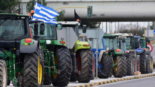 Αγρότες: Αντίστροφη μέτρηση για τη συνάντηση με τους υπουργούς – Παρεμένουν στα μπλόκα