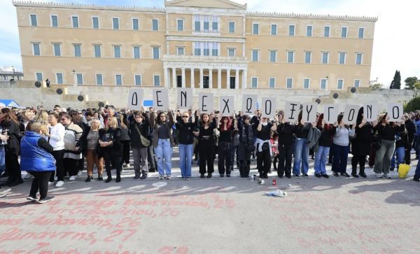 Αδύναμη η αντιπολίτευση να εισπράξει την κυβερνητική φθορά από τα Τέμπη