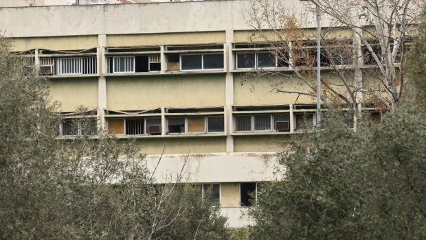 Δαφνί: Ποινική δίωξη για ανθρωποκτονία στον 47χρονο που σκότωσε με γυαλί 44χρονη τρόφιμο