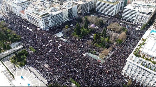 Το ακραίο κέντρο έχει αλλεργία στις διαδηλώσεις, αλλά η Δημοκρατία δεν είναι α λα καρτ