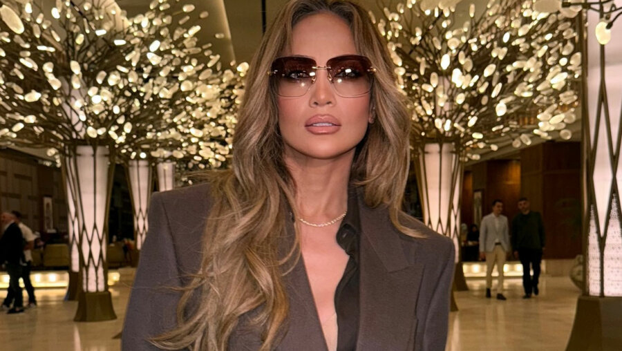 Mocha Mousse: Η Jennifer Lopez φοράει απόχρωση της σεζόν σε άψογο business look!