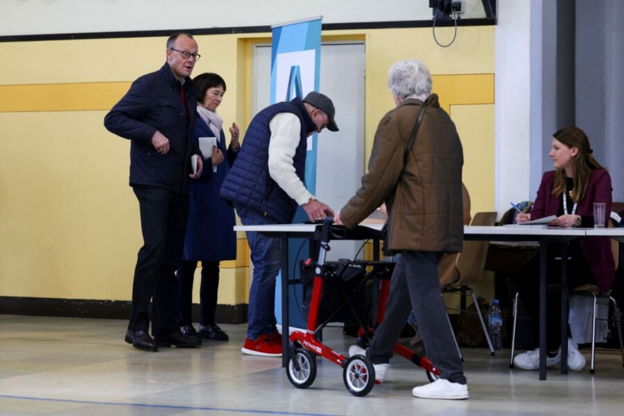 Γερμανία: Ντυμένοι αποκριάτικα αλλά και... γυμνοί προσέρχονται στις κάλπες