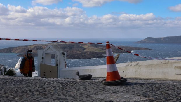 Σαντορίνη: Με ειδικά drones μελετά το ΕΚΠΑ το νησί -Ποιες περιοχές έχουν μπει στο μικροσκόπιο για τις κατολισθήσεις