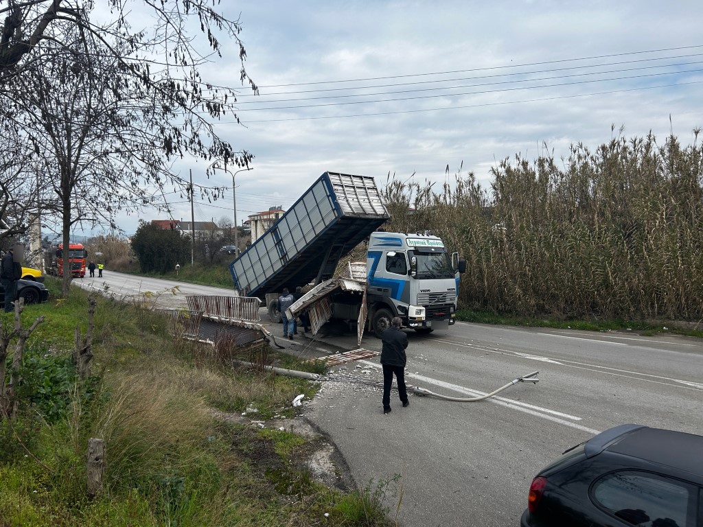 Αγρίνιο: Νταλίκα γκρέμισε την πεζογέφυρα στην Εθνική οδό Αντιρρίου - Ιωαννίνων