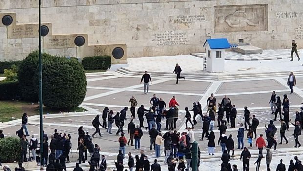 Τέμπη: Επεισόδια στο Σύνταγμα μετά τη συγκέντρωση