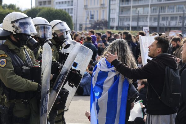 ΠΑΣΟΚ: Τα βίαια επεισόδια κάποιων κουκουλοφόρων δεν αμαυρώνουν τα μεγαλειώδη συλλαλητήρια