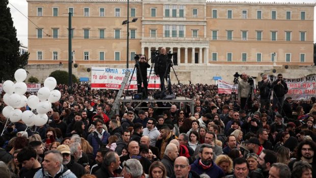 Τέμπη: Η ανταπόκριση του Guardian για τη μεγαλειώδη συγκέντρωση και τα επεισόδια - Υπό πίεση ο Μητσοτάκης